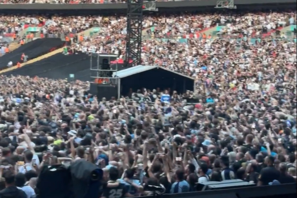 Un uomo muore dopo una caduta al concerto degli Oasis