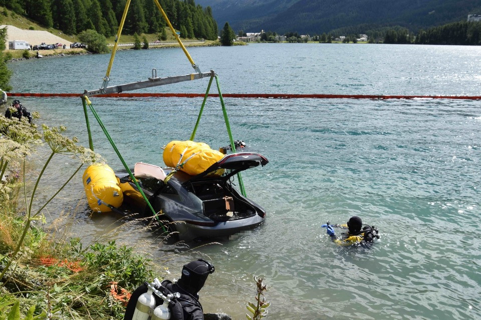 Prima il sorpasso, poi l'Aston Martin finisce nel lago