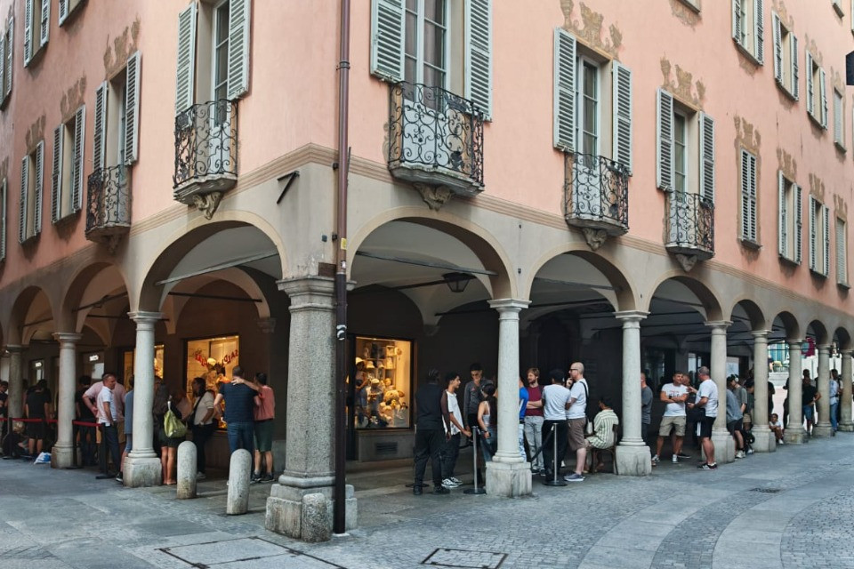 Caldo, notte all’addiaccio e code: a Lugano risorge la voglia di MoonSwatch