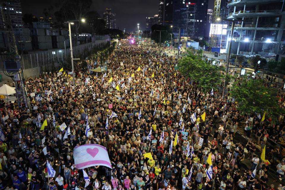 In migliaia in piazza a Tel Aviv contro il piano del governo su Gaza