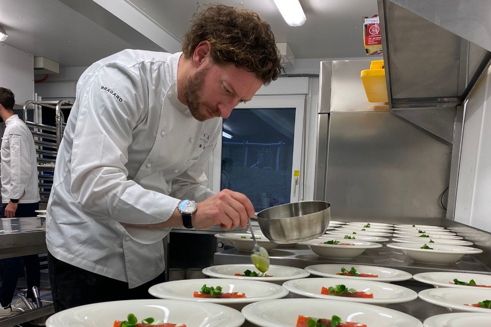 Dalla montagna al piatto: le erbe di San Bernardino protagoniste della cucina d’autore