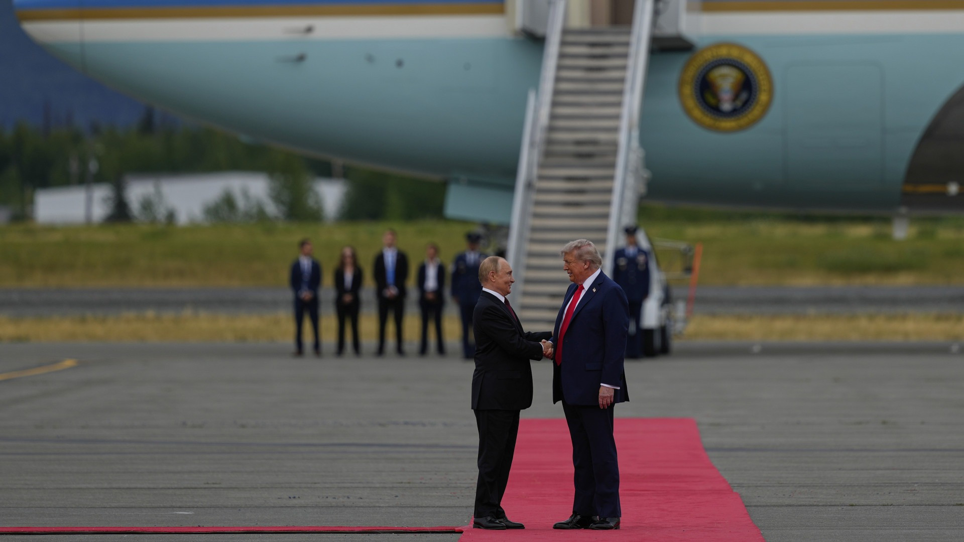 La stretta di mano tra Trump e Putin sul tappeto rosso, incontro in corso