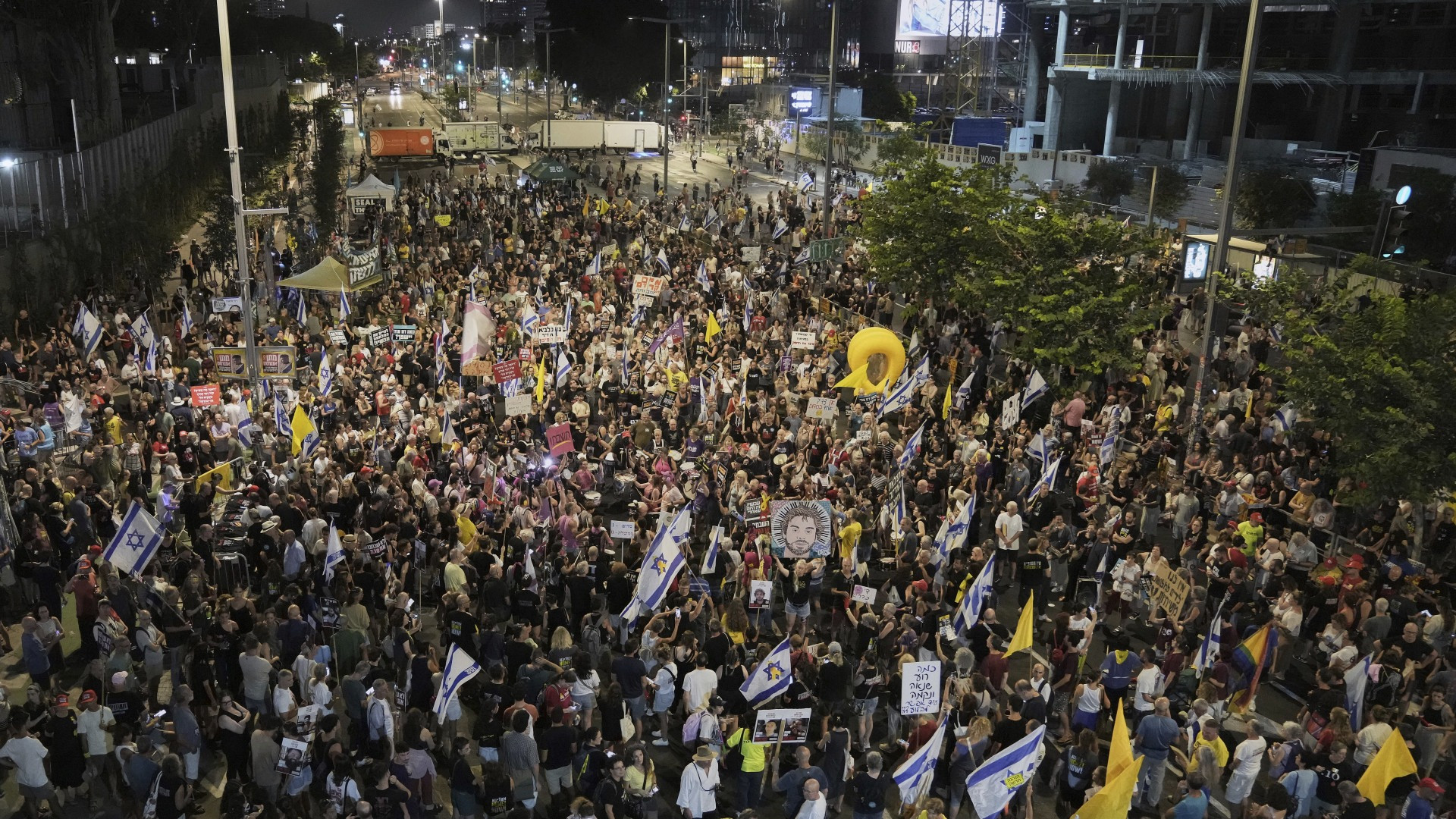 Israele bombarda un altro ospedale a Gaza, mentre a Tel Aviv inizia lo sciopero generale