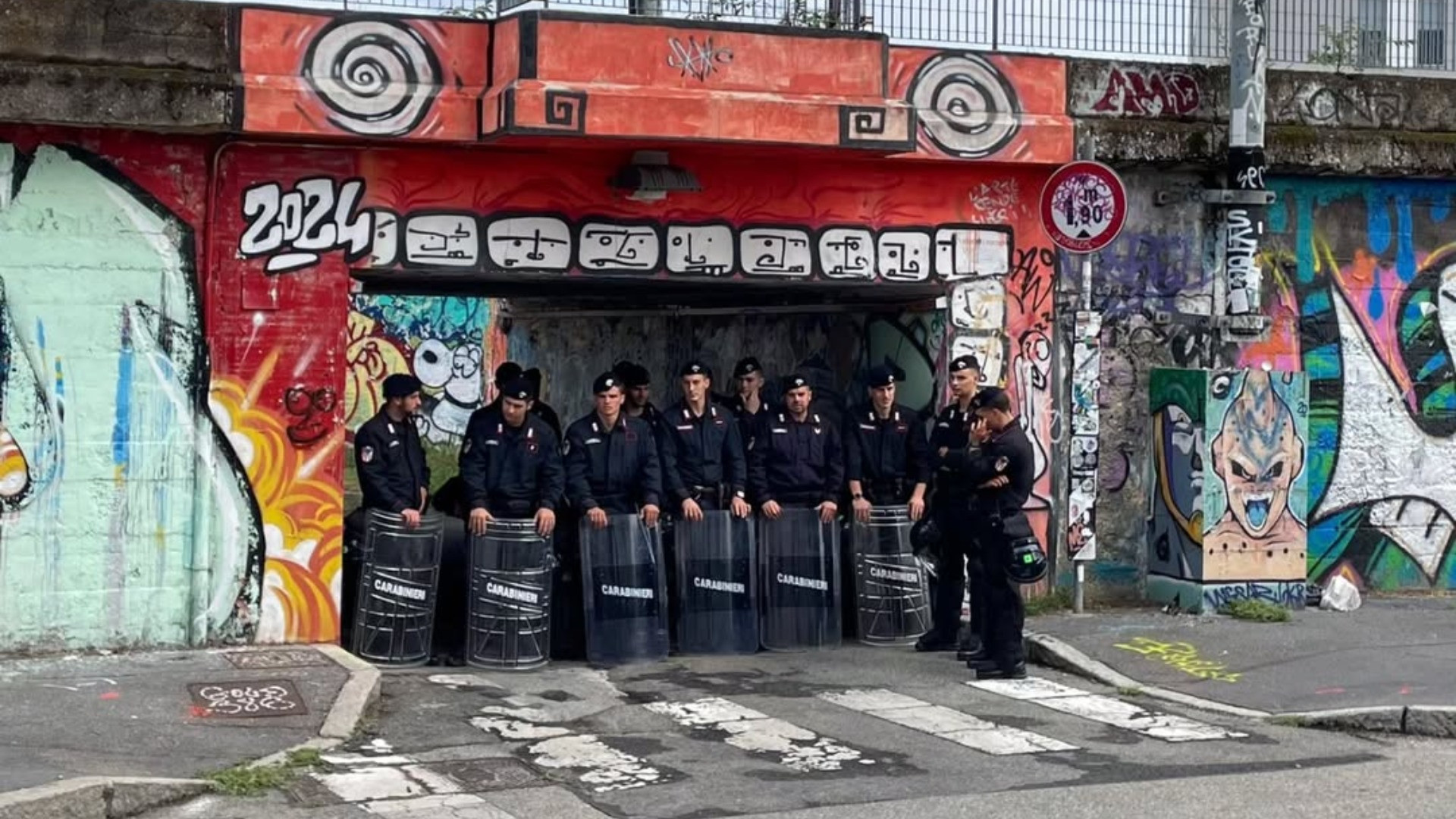 Sgomberato il centro sociale «Leoncavallo» di Milano