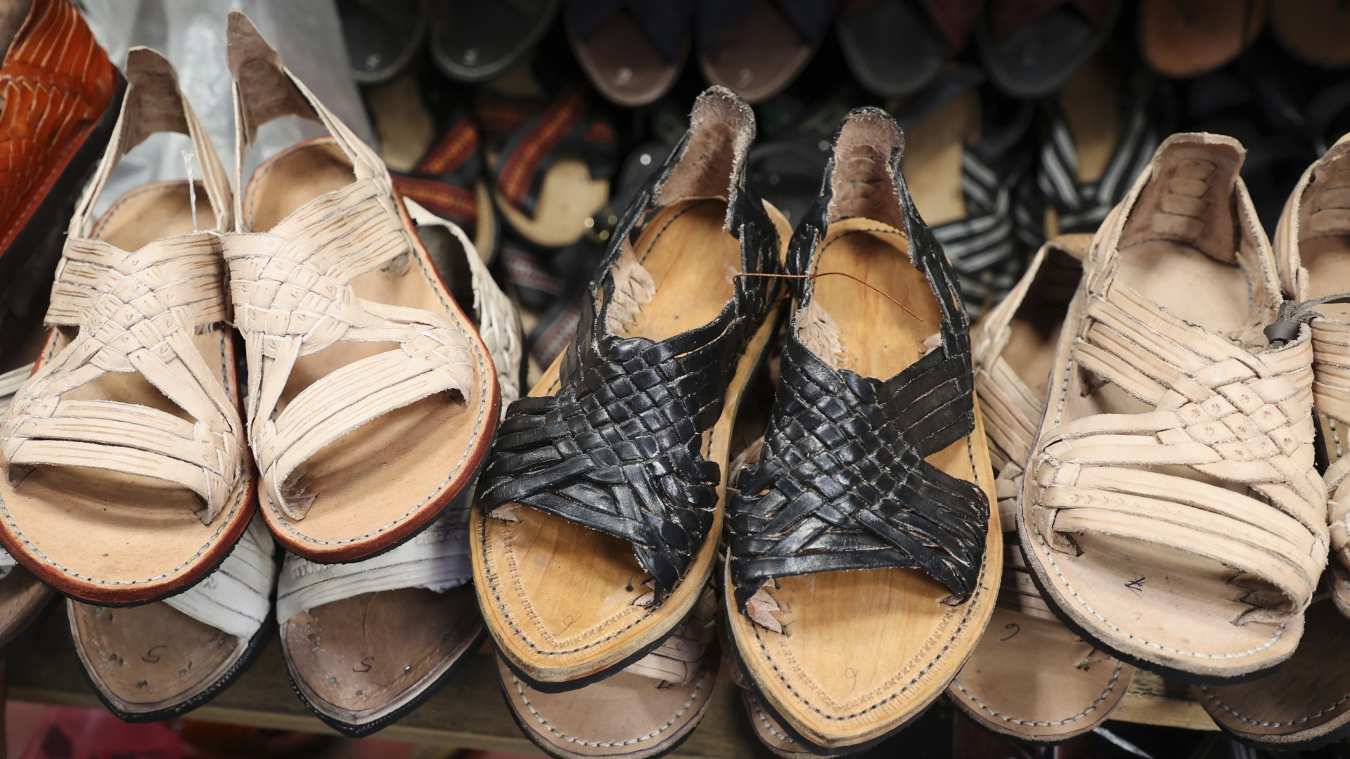 Di che cosa è accusata Adidas e perché si è scusata con gli indigeni messicani