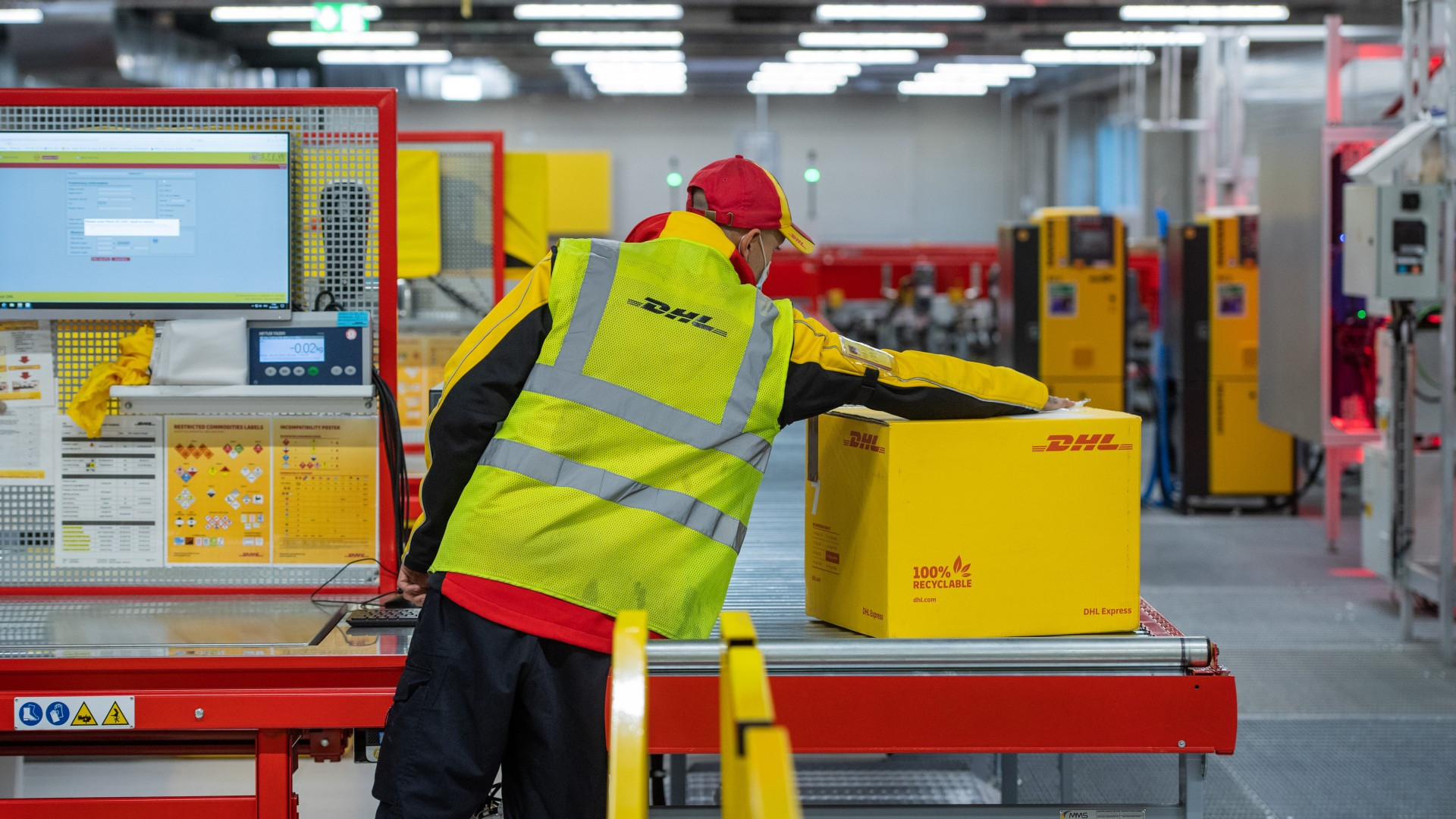 DHL saluta gli USA: niente più consegne a causa dei dazi