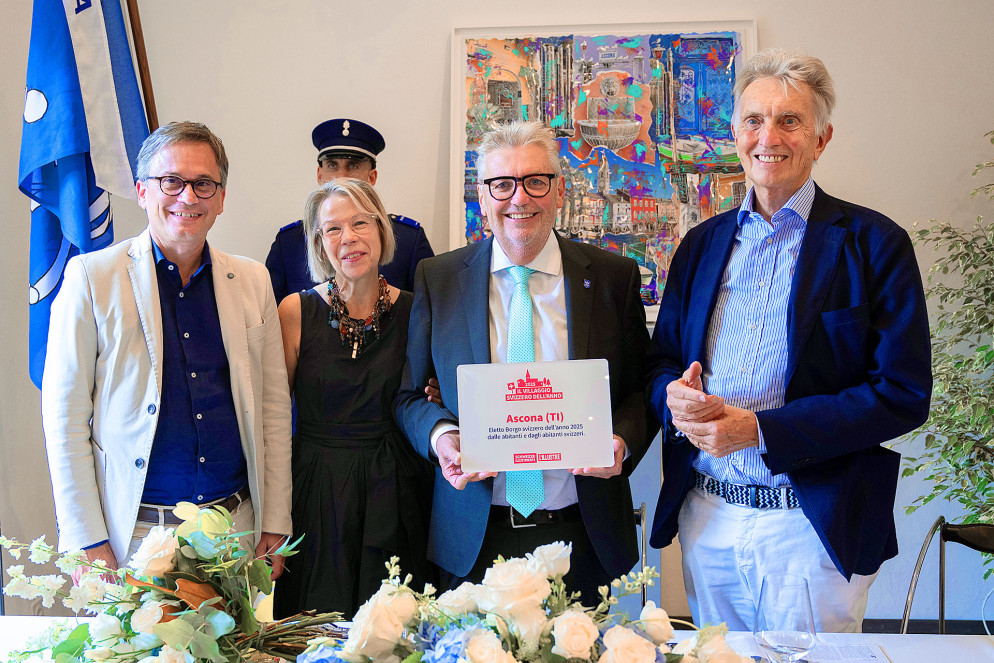 Foto di gruppo con Christian Vitta, consigliere di Stato, Monique Ryser della Schweizer Illustrierte, che ha consegnato il premio in rappresentanza delle due testate promotrici del concorso, il sindaco di Ascona, Giorgio Gilardi e Marco Solari, che fra l'altro è stato il primo direttore, nel 1972, dell'Ente ticinese per il turismo © Ti-Press/Samuel Golay