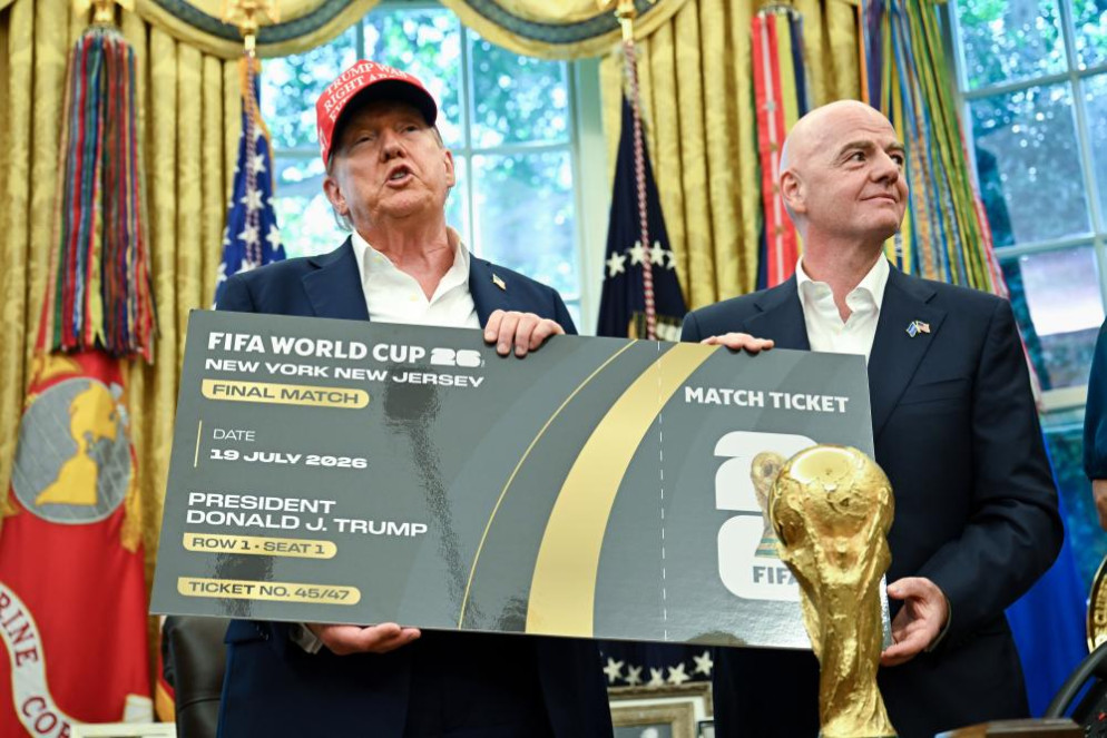 Infantino regala a Trump il primo biglietto per la finale dei Mondiali del 2026, che si terrà a New York. © KEYSTONE (ANNABELLE GORDON)