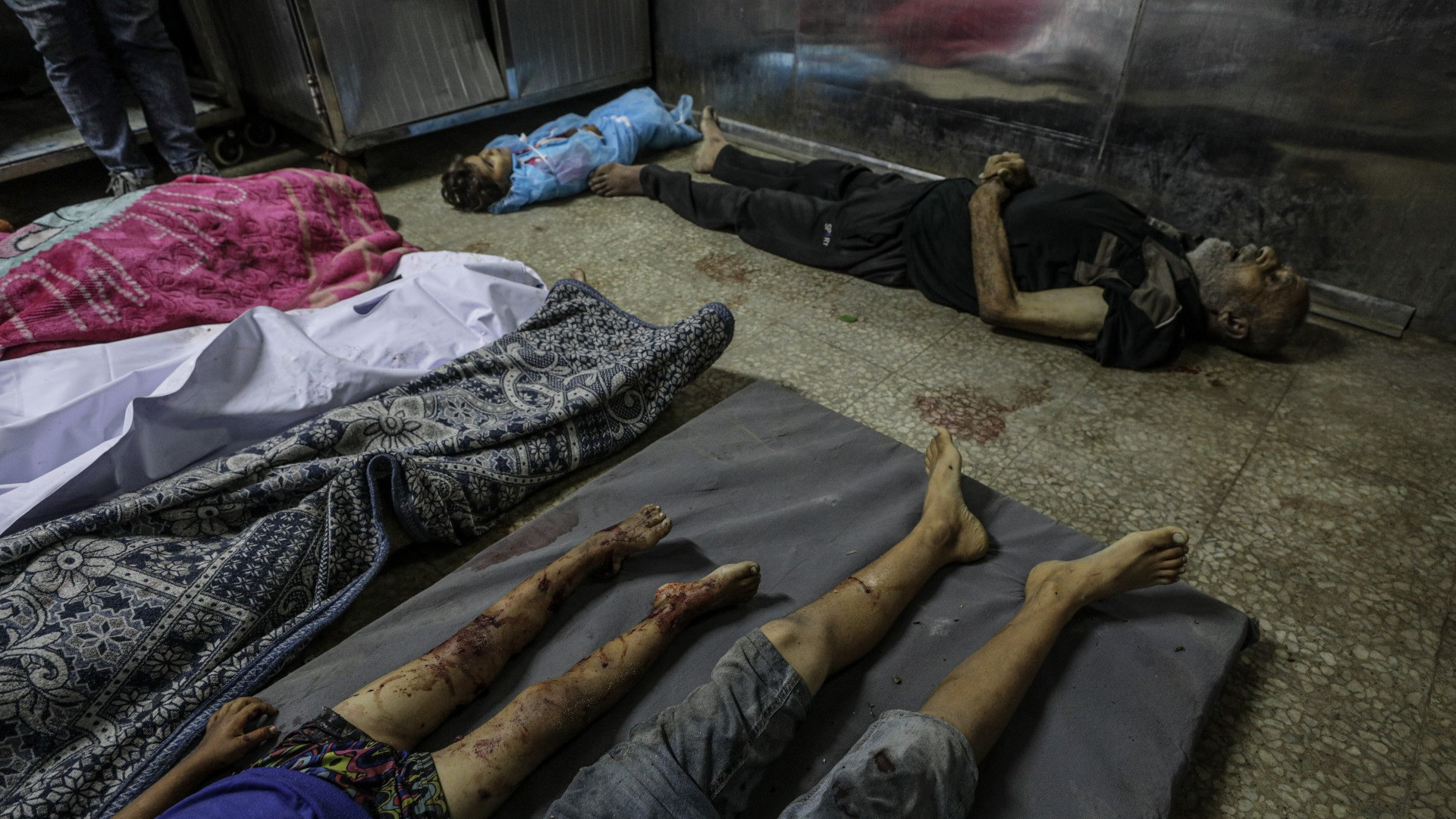 I cieli di Gaza City oscurati dal fumo dei bombardamenti: «Migliaia di persone in fuga»
