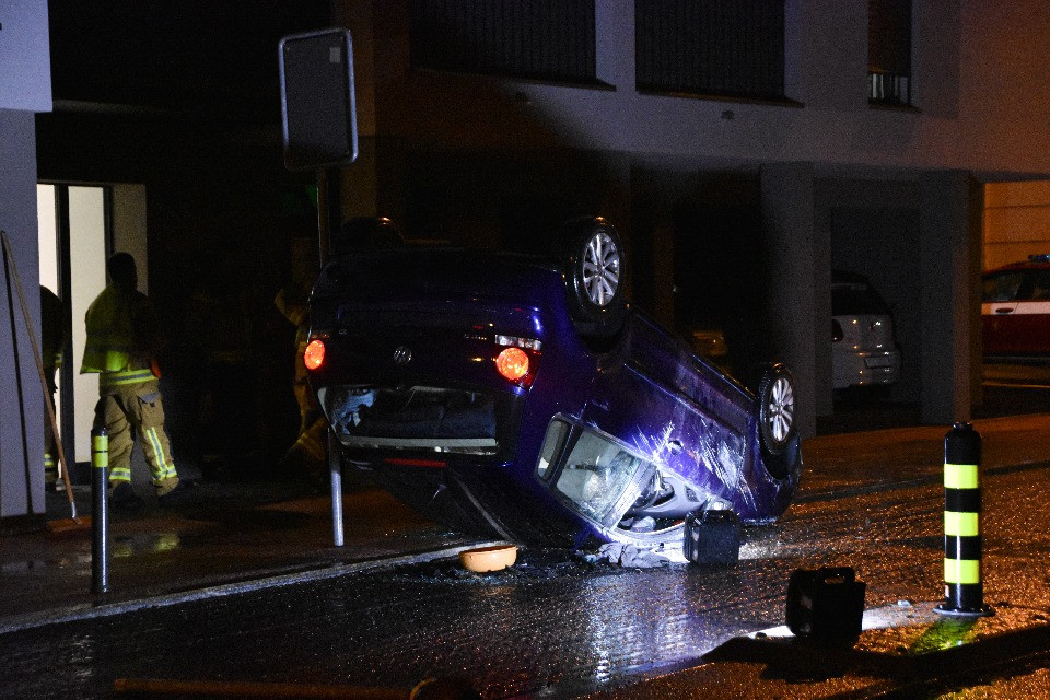 Incidente nel Gambarogno, l'auto si rovescia sul tetto
