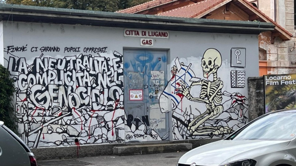 Il graffito denunciato da Quadri con un post sui social. © Lorenzo Quadri/Facebook