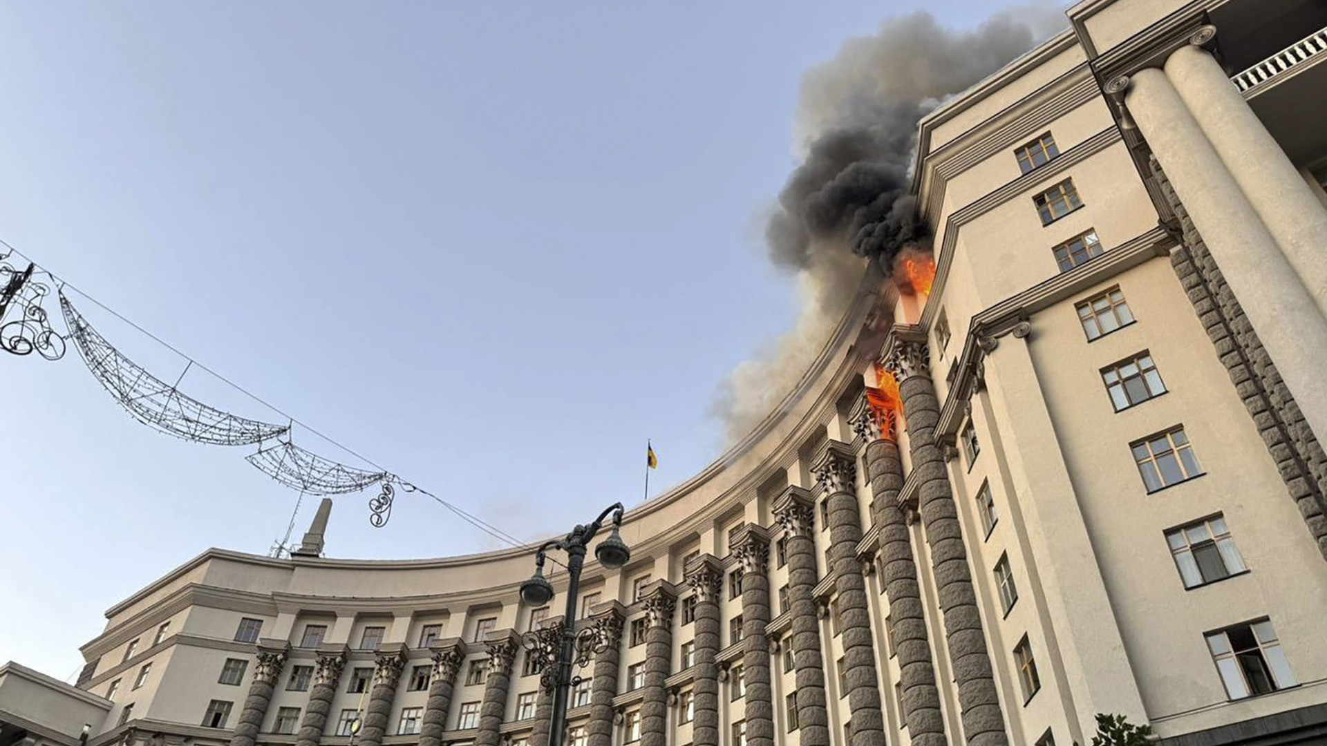 Massiccio attacco con droni e missili su Kiev, colpito anche il palazzo del Governo