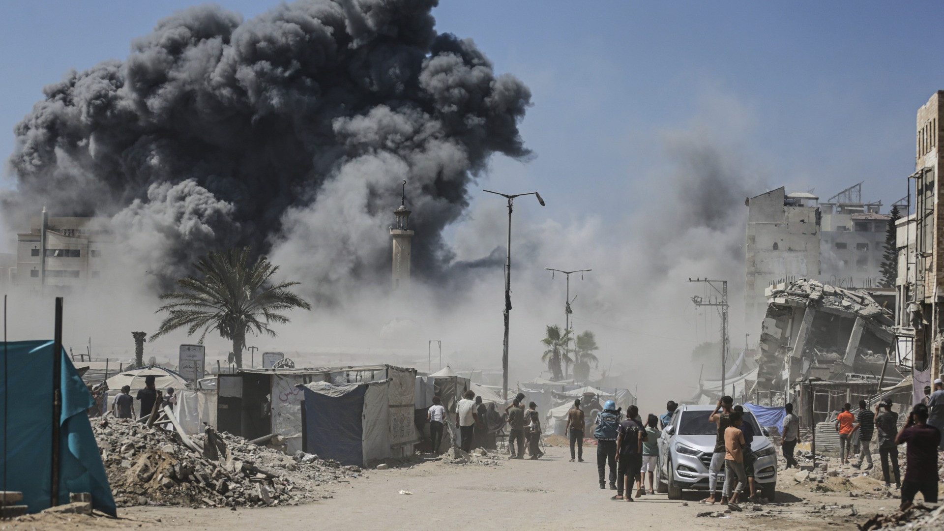Attacchi notturni a Gaza City, 17 morti