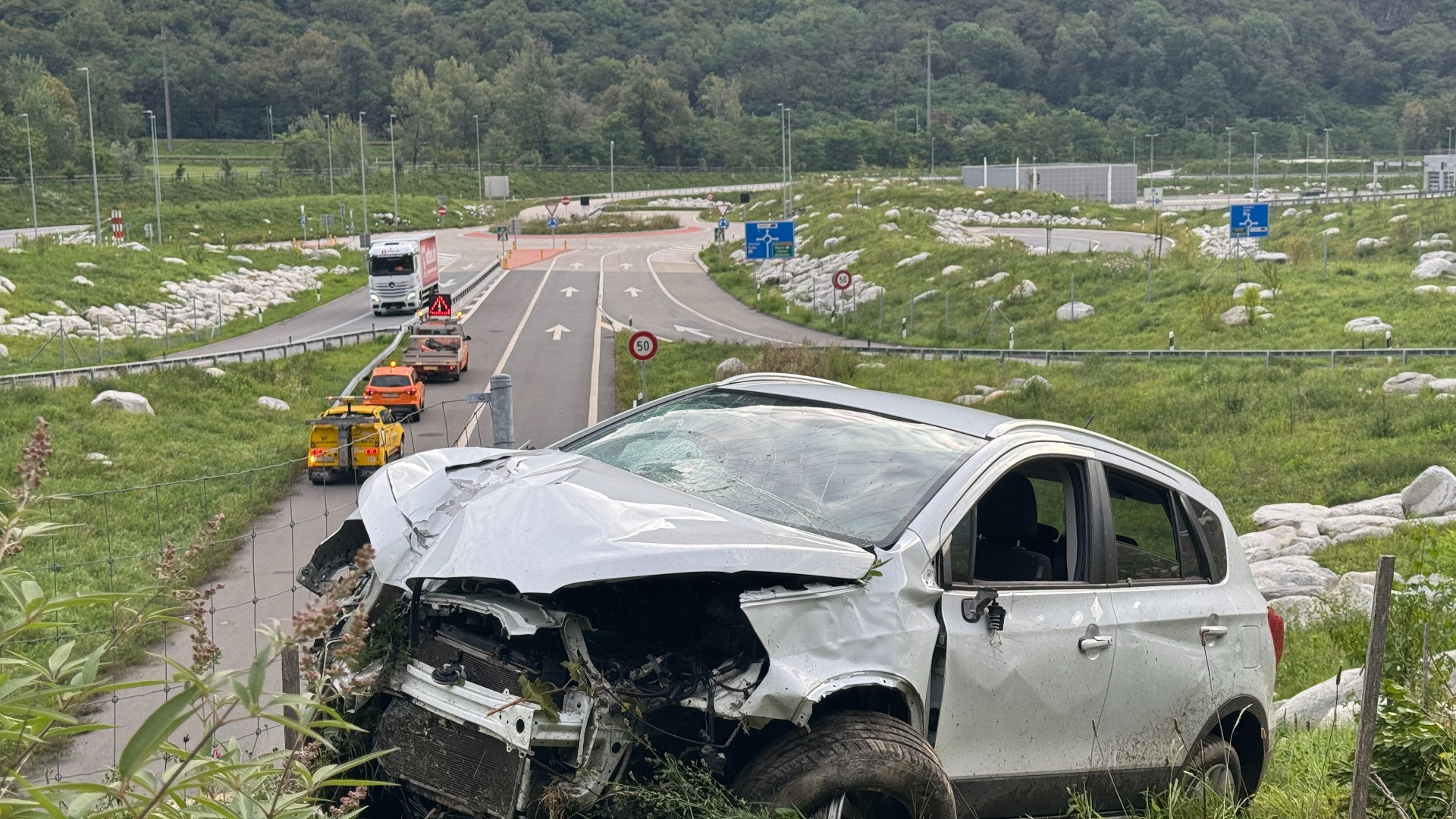 Incidente sulla A2: urta lo spartitraffico e finisce in una scarpata