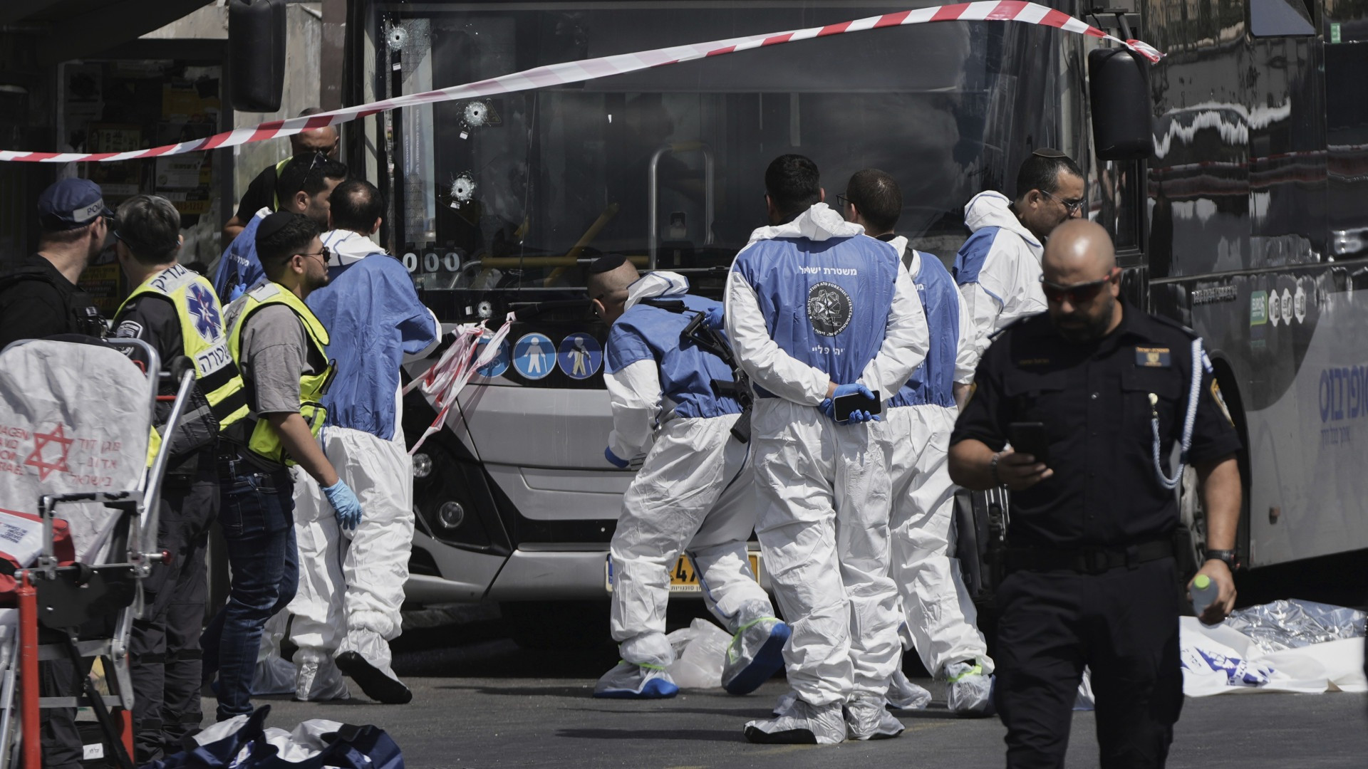 Attentato a Gerusalemme, terroristi sparano contro un bus: «Le conseguenze saranno di vasta portata»