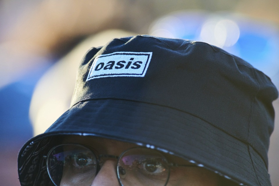 Il clamoroso ritorno del bucket hat, grazie agli Oasis