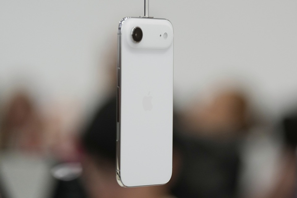 Ecco l'iPhone Air ultrasottile, ma restano i nodi IA e dazi