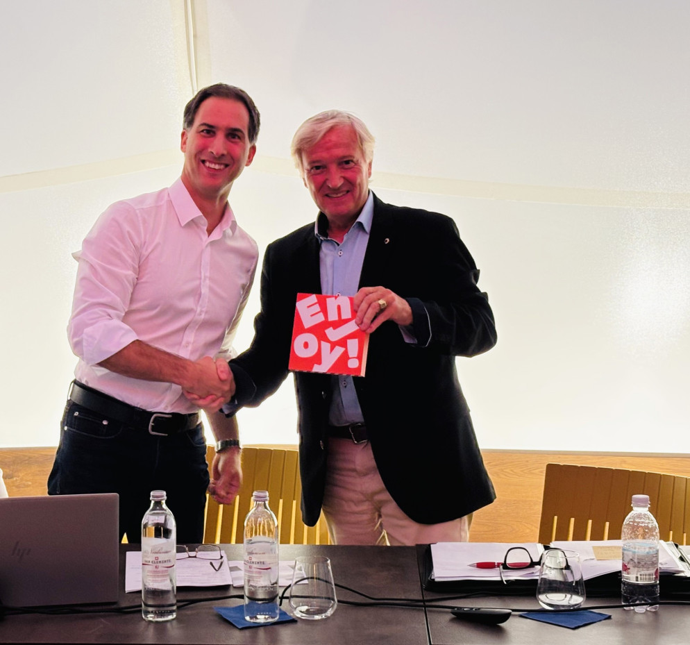 Il presidente Alex Quanchi (a sinistra) si congratula con Fabio Sacchi (a destra)