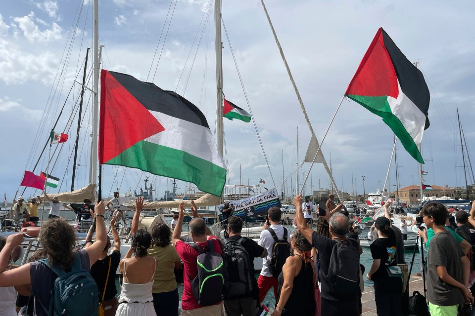 La delegazione svizzera della Global Sumud Flotilla salpa da Catania verso Gaza