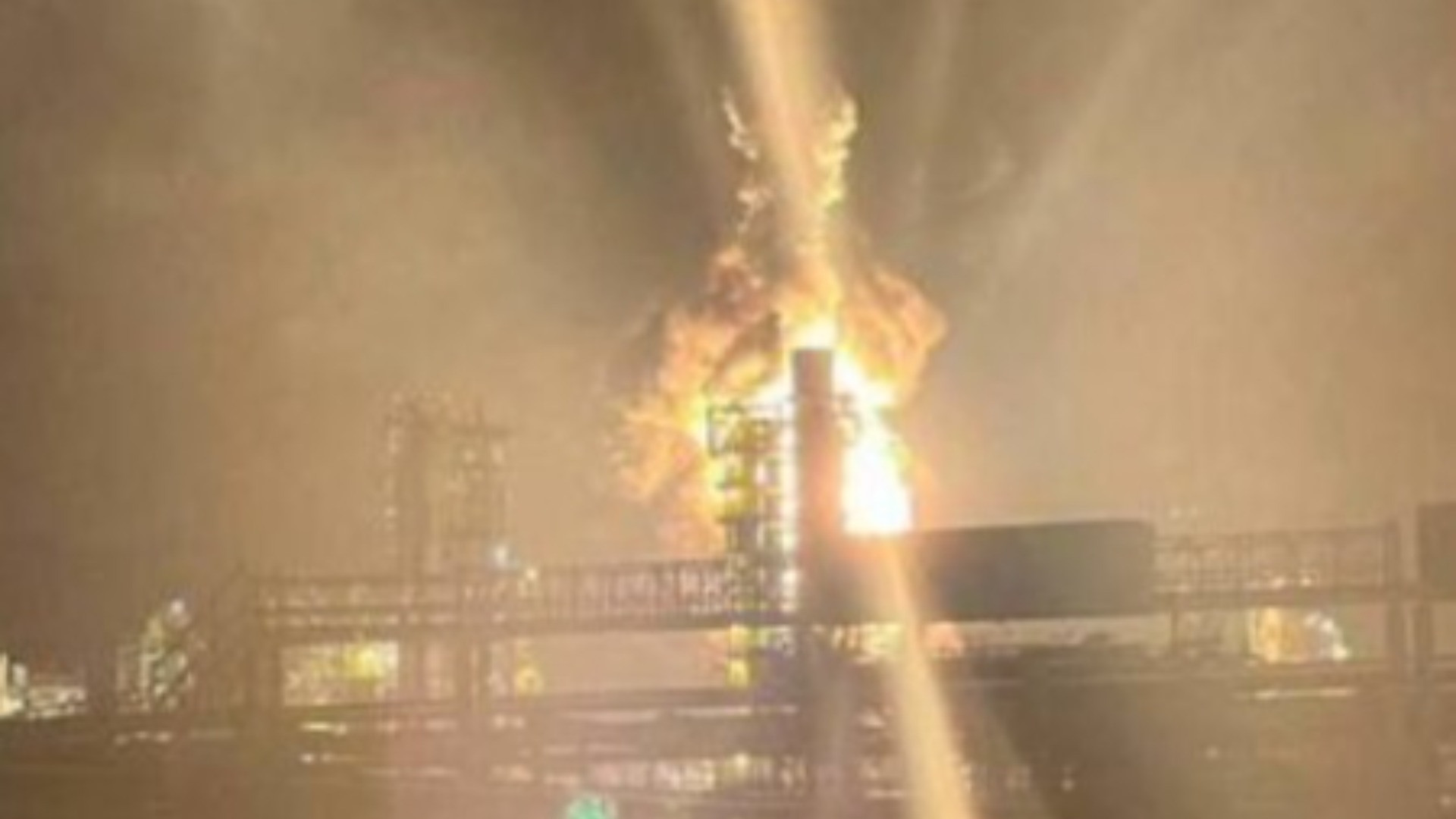 L'Ucraina colpisce con i droni la raffineria di Kirishi, una delle più grandi della Russia