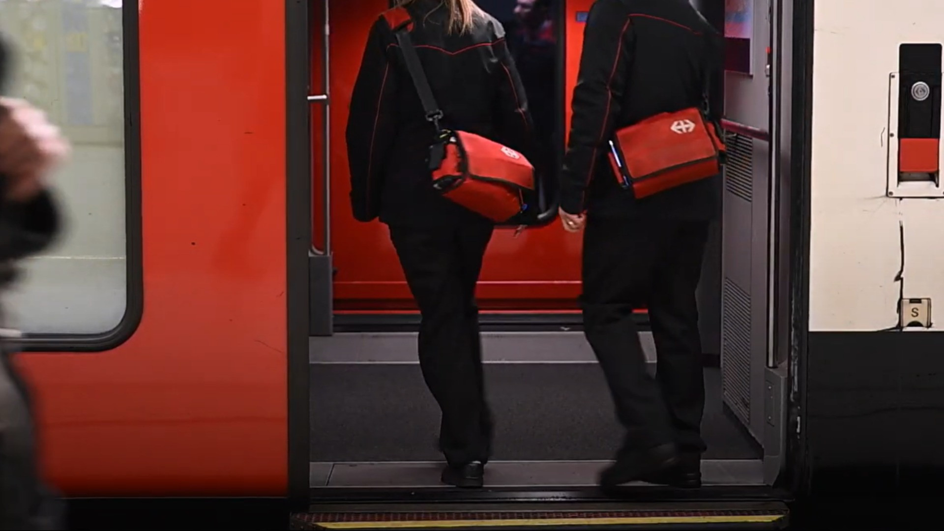 Controllore delle FFS aggredito sul treno, fermato un giovane