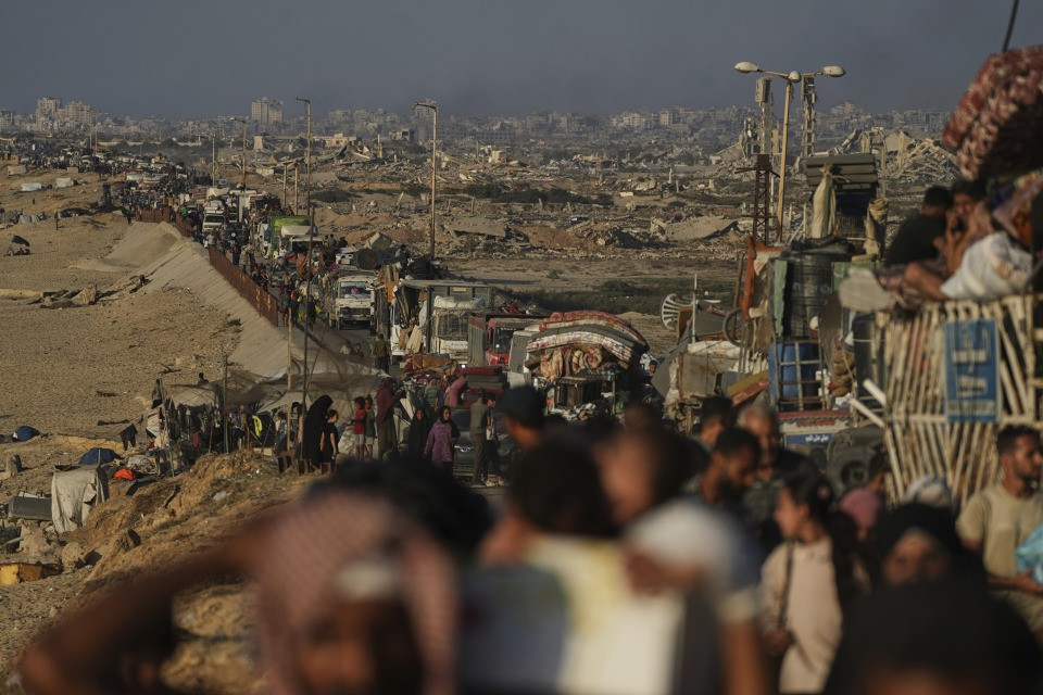 I tank israeliani pronti a invadere Gaza City, 320 mila persone in fuga