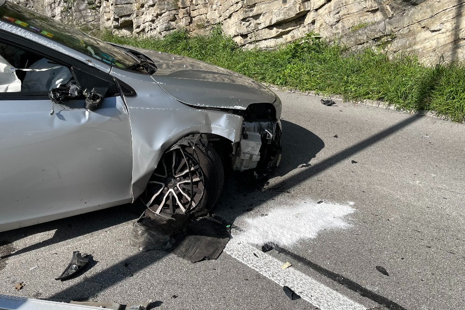 Urta con l'auto una scala e si rovescia: incidente a Gandria