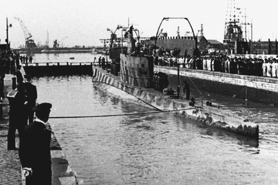 Si commenta la proposta inglese di bandire i sommergibili