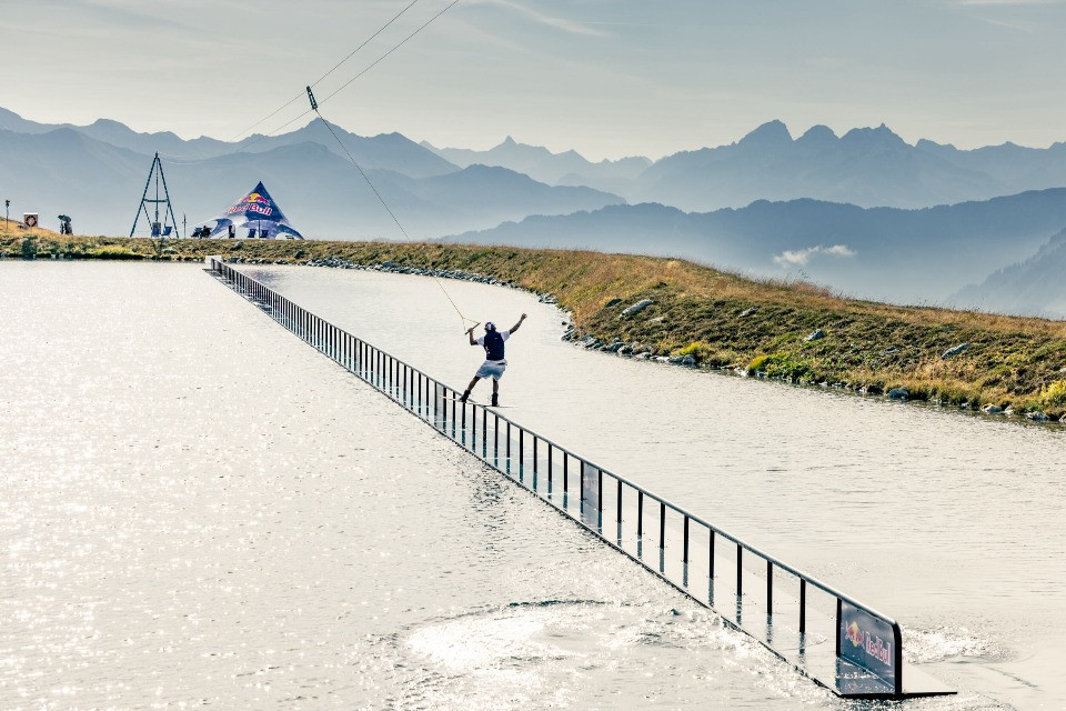 Jamie Huser entra nella storia: nuovo record mondiale di wakeboard sul rail più lungo