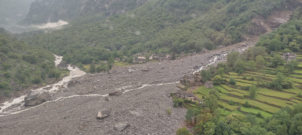 Nella notte del 30 giugno, le enormi masse detritiche provenienti dalla Valle di Larèchia hanno seppellito parte dei borghi di Fontana e Mondada (Cevio TI). Cinque persone hanno perso la vita (foto: Ufficio dei corsi d’acqua, Dipartimento del territorio, TI).
