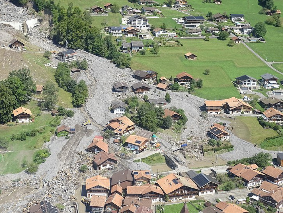 A Brienz BE, a causa di un temporale, il Milibach ha provocato una grande colata detritica che ha riempito il deposito di detriti sopra il villaggio e causato devastazioni in alcune parti del villaggio (foto: Ufficio tecnico cantonale di Berna).