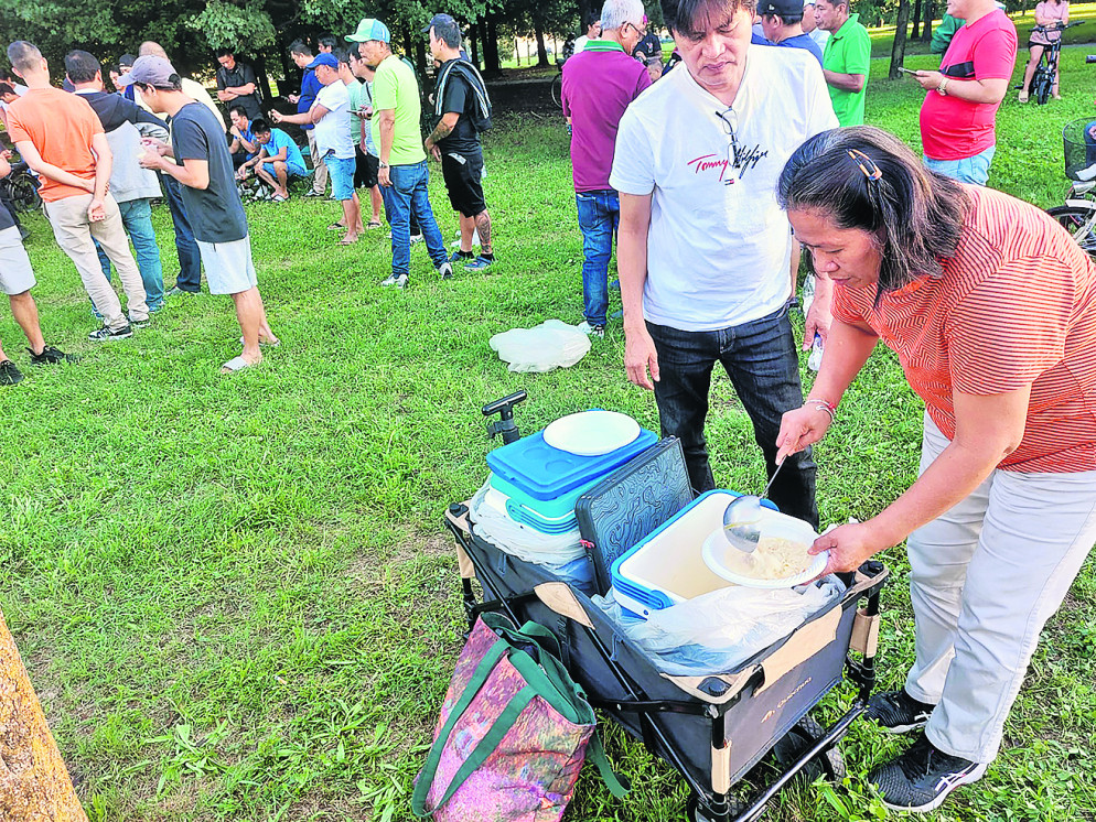 Una donna vende cibo di strada fatto in casa, durante il match (foto Cdt)