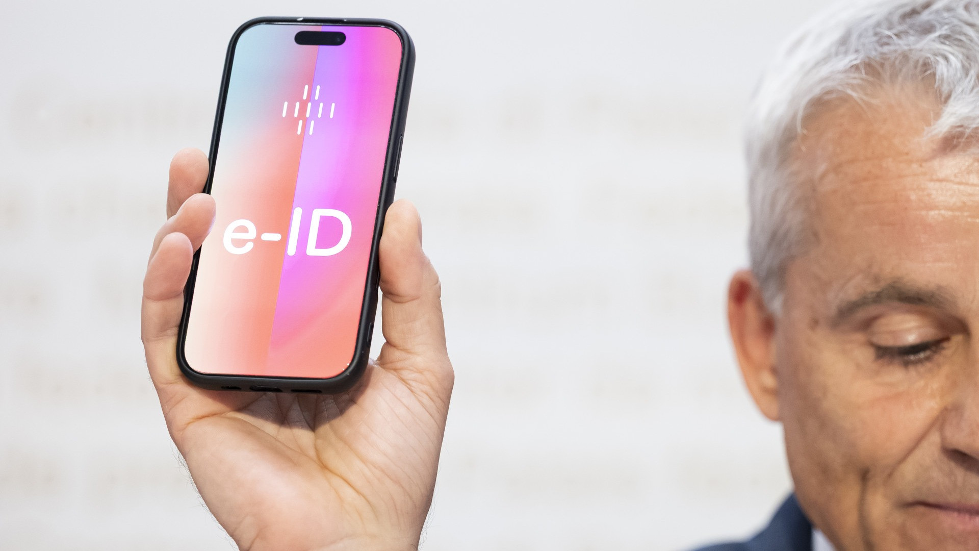 Abolito il valore locativo, passa anche l'identità elettronica