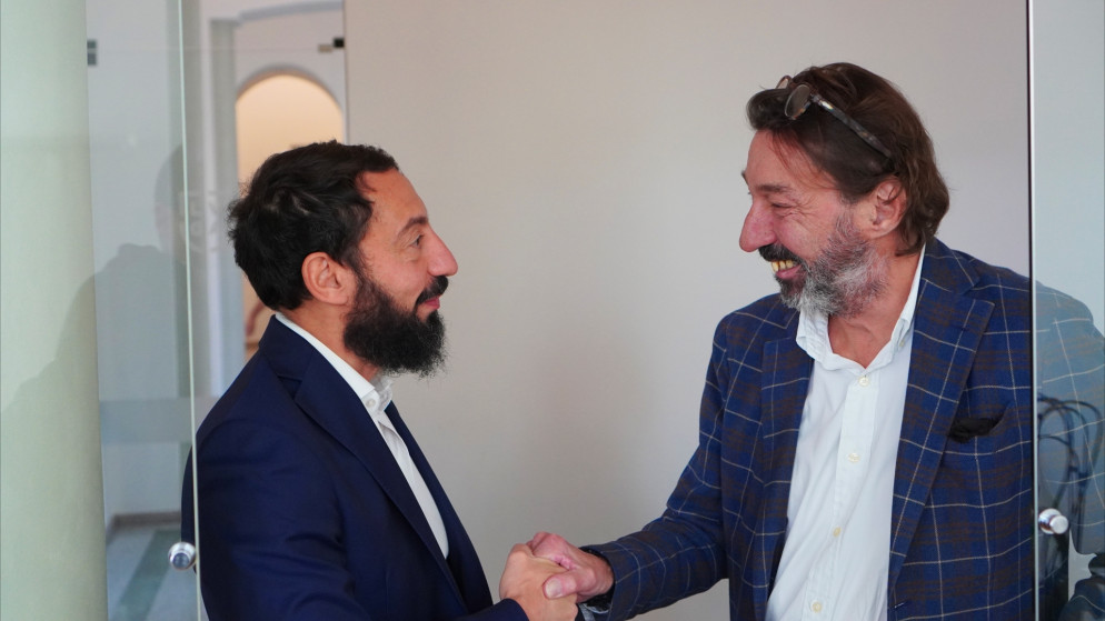 Luca Esposito, promotore della petizione e portavoce del movimento Satoshi Spritz di Lugano, con il sindaco Michele Foletti.