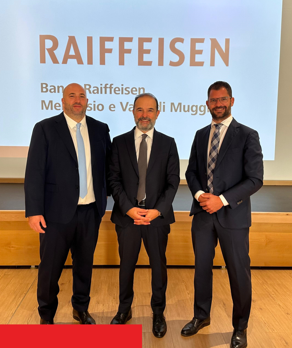 Da sinistra: Amedeo Stefani, presidente della Direzione di Banca Raiffeisen Mendrisio e Valle di Muggio; Fabio Bossi, delegato regionale Banca nazionale svizzera; Davide Kleimann, responsabile consulenza patrimoniale&nbsp;Banca Raiffeisen Mendrisio e Valle di Muggio