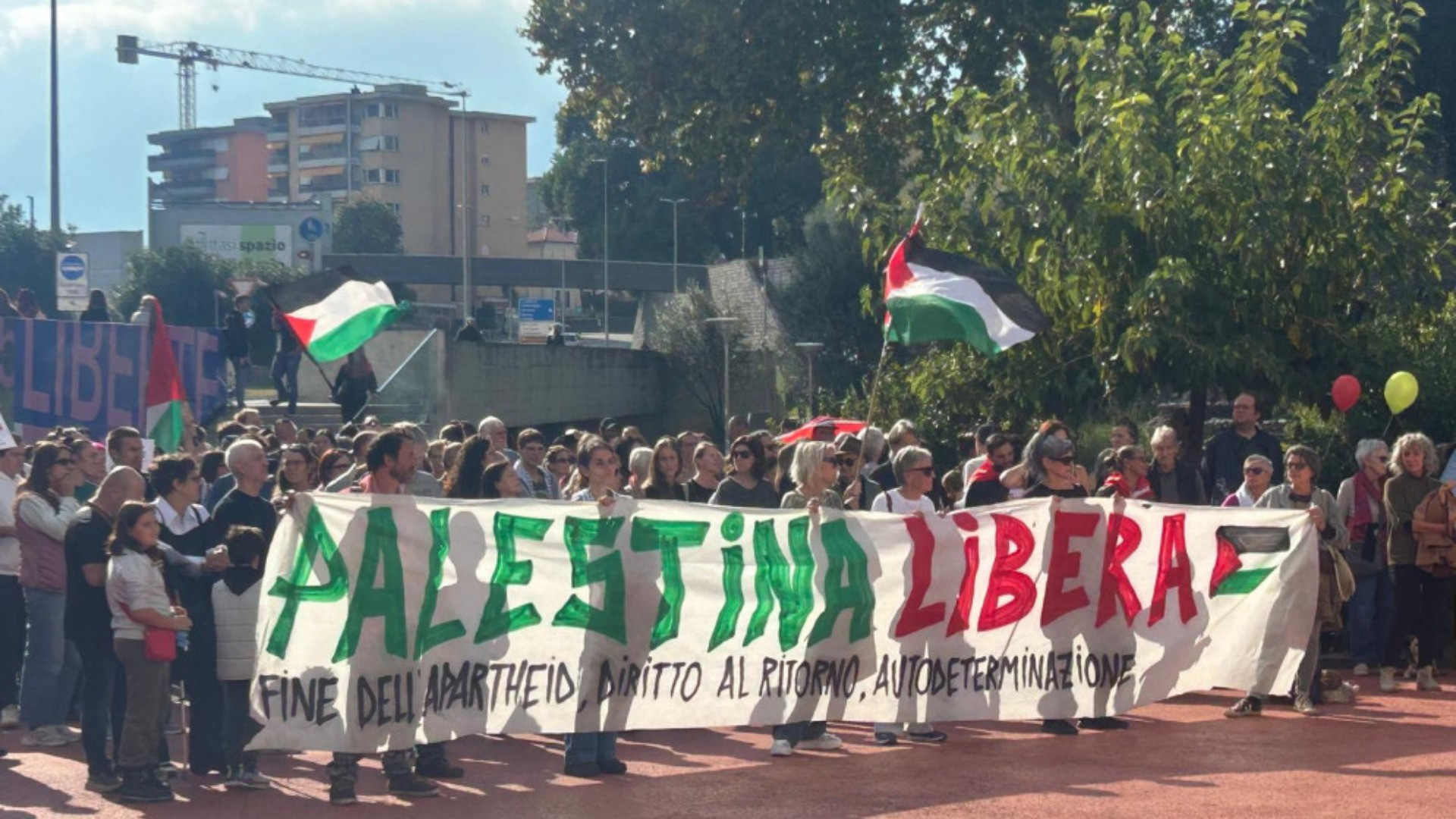 A Locarno presidio con bandiere e striscioni in sostegno della Palestina