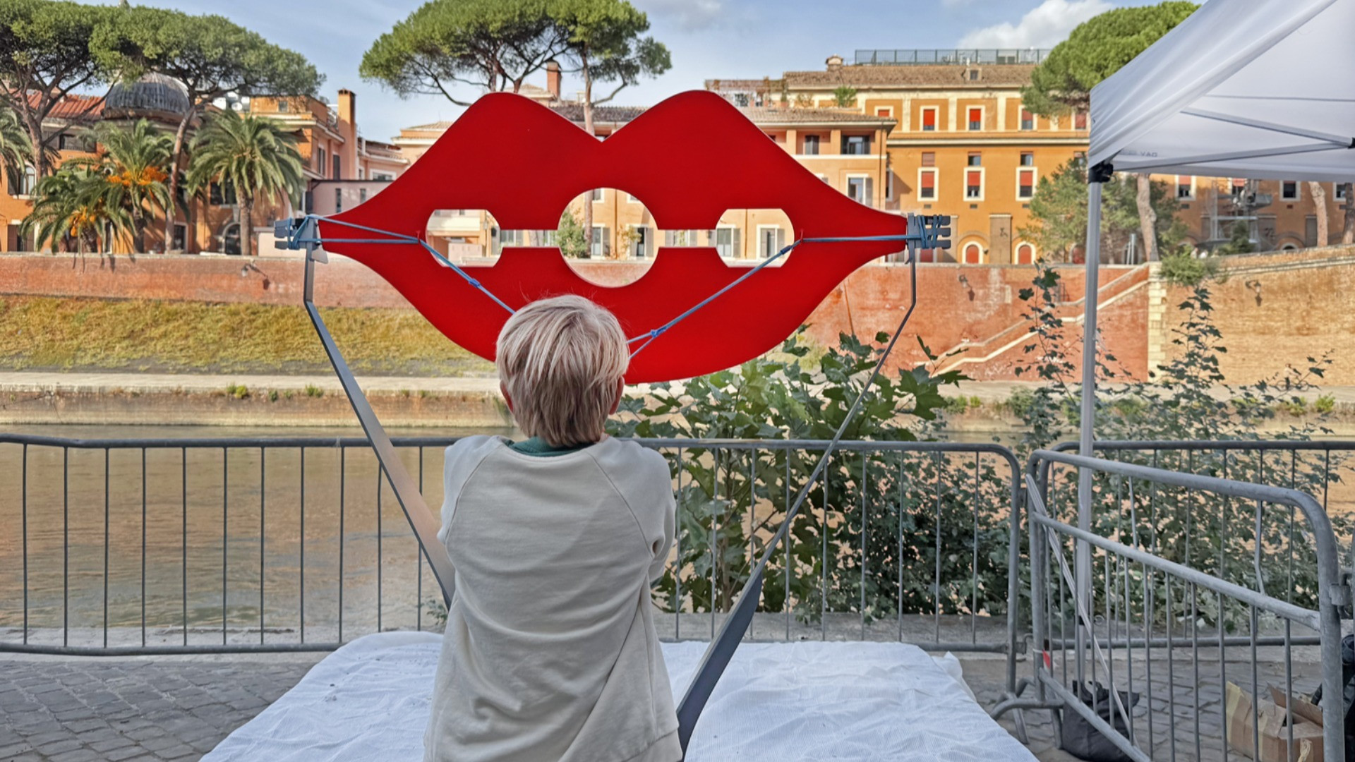 La ticinese Patrizia Pfenninger porta a Roma il «Tirabaci», baci d’argilla lanciati sul Tevere