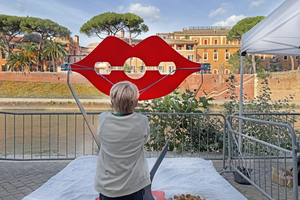 La ticinese Patrizia Pfenninger porta a Roma il «Tirabaci», baci d’argilla lanciati sul Tevere