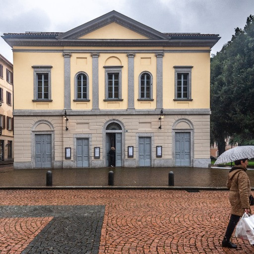 Il sipario sul teatro Sociale si alza ma soltanto a metà