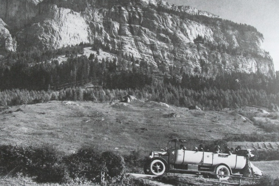Successo pieno per le automobili postali alpine svizzere