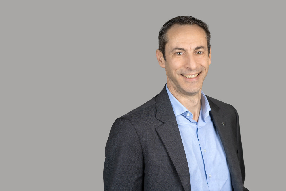 «Consiglio di iniziare presto a effettuare versamenti nel 3º pilastro, per la previdenza per la vecchiaia o per realizzare il desiderio di un'abitazione di proprietà», afferma Fabio Casadei, Responsabile Pianificazione finanziaria e Investimenti di Raiffeisen Svizzera nella regione di lingua italiana. Foto: Raiffeisen Svizzera