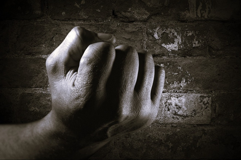 Prima gli insulti e poi le legnate in quel di Cureglia