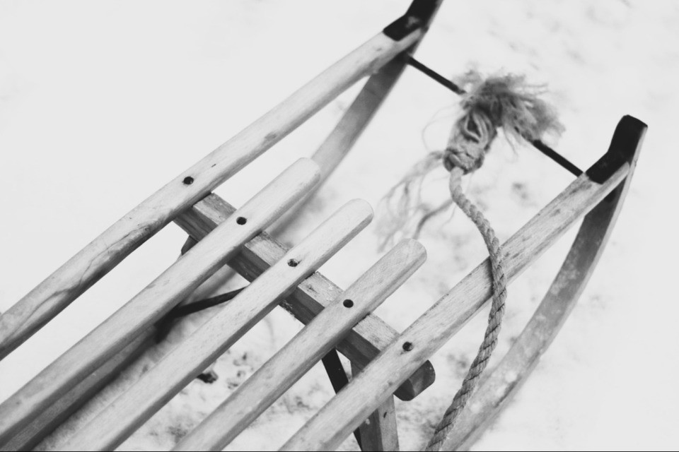 Slitta va a finire contro un palo telegrafico, morto un ragazzo