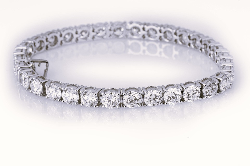 Arrestato dopo aver pagato un braccialetto con lire false