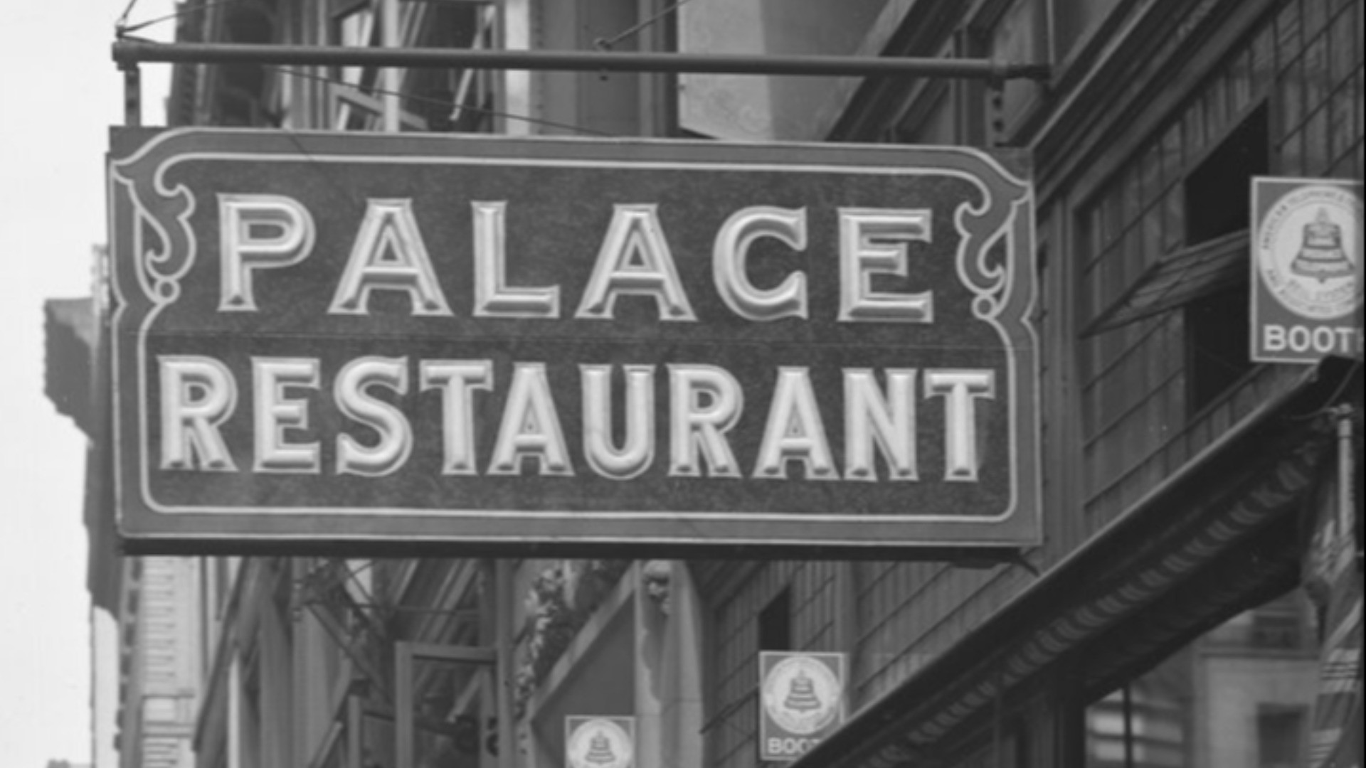 In Ticino è ora di bandire insegne e scritte nelle lingue straniere