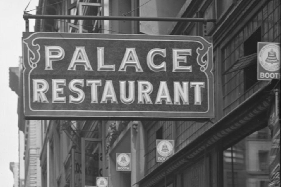 In Ticino è ora di bandire insegne e scritte nelle lingue straniere