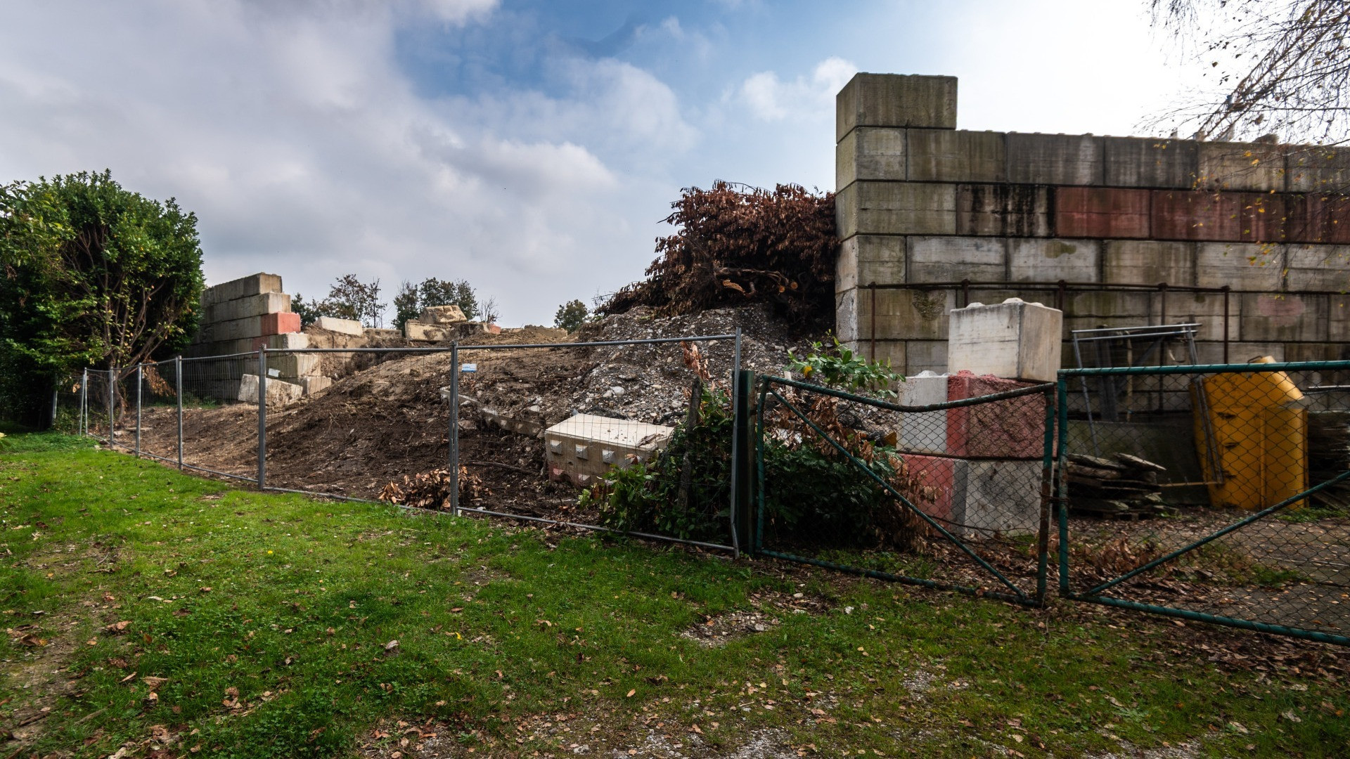 Muro dell’azienda crollato, interrogativi ancora aperti