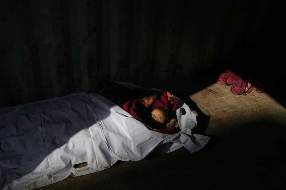 Gaza, droni israeliani sul campo profughi di Nuseirat: un morto e 4 feriti