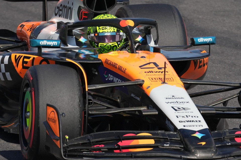 Norris vince e scalza Piastri dalla vetta