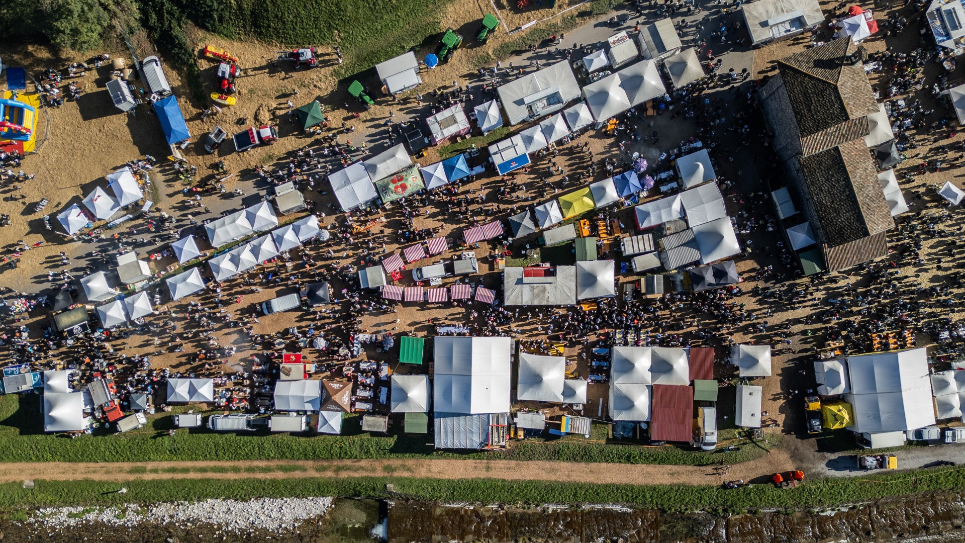 Bancarelle lontane dall’evento, i venditori non ci stanno